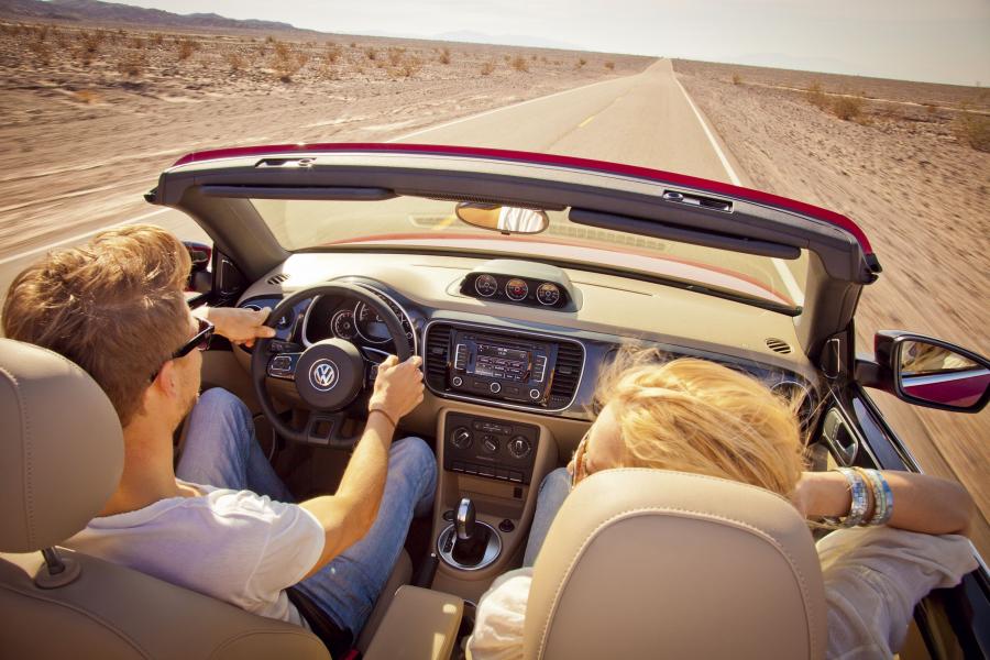 Volkswagen Beetle Cabriolet 2012 года  (фото 2 из 107)